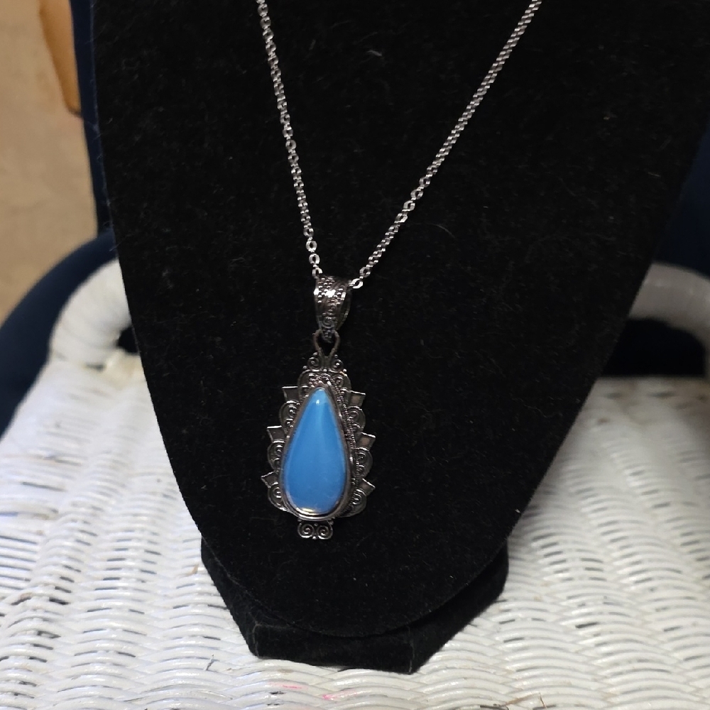 Elegant Blue Pendant Necklace